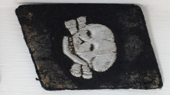 EARLY VERTICLE BULLION TOTENKOPF TAB