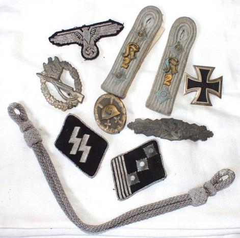 SS DAS REICH KRADSCHUTZEN INSIGNIA GROUPING