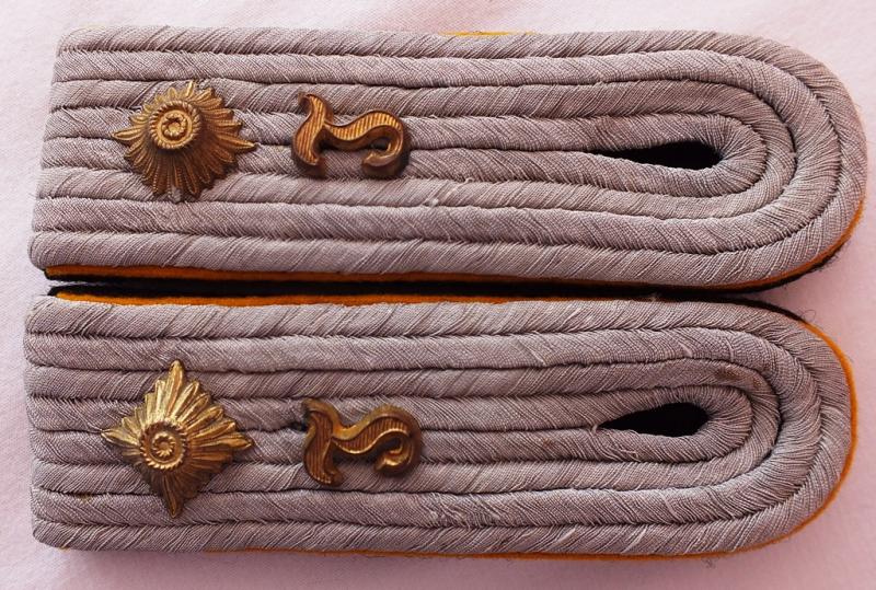 SS-OBERSTURMFUHRER KAV-LEHR SHOULDER BOARDS