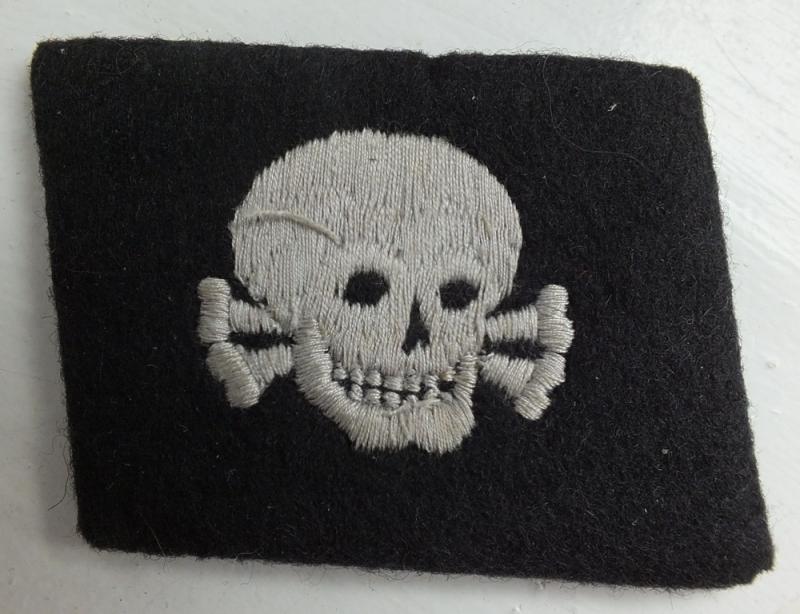 LATE WAR TOTENKOPF COLLAR TAB