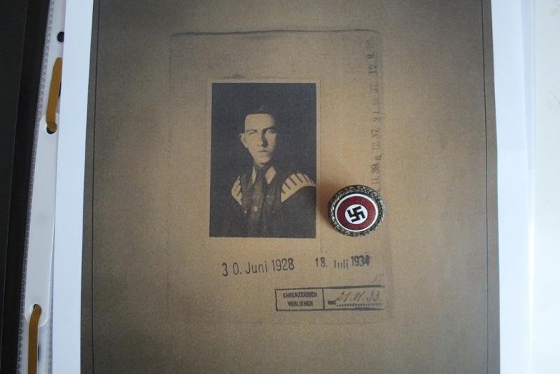 SMALL IDENTIFIED GOLD PARTY BADGE WITH RESEARCH INCLUDING PHOTO